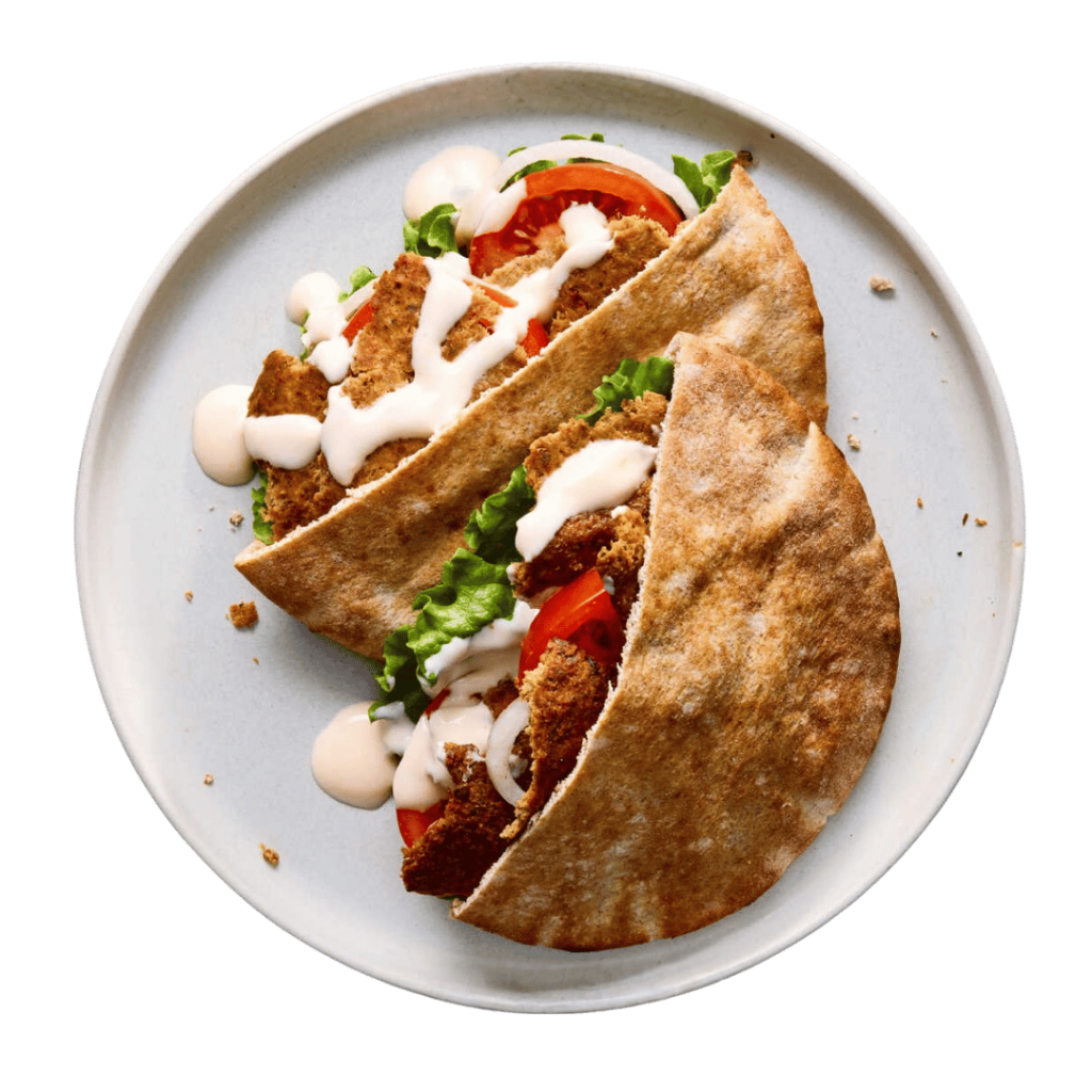 Trendi otthoni döner húslap egy kerek tányéron elkészítve, tálalva